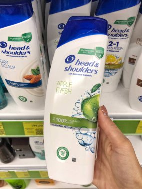 01.10.2023 Ukrayna, kozmetik mağazasında şampuanları olan Harkov rafı: Baş Omuzları Klasik Temiz Kepek Önleyici Şampuan.