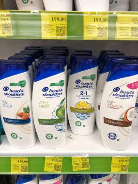 01.10.2023 Ukrayna, kozmetik mağazasında şampuanları olan Harkov rafı: Baş Omuzları Klasik Temiz Kepek Önleyici Şampuan. 