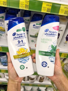 01.10.2023 Ukrayna, kozmetik mağazasında şampuanları olan Harkov rafı: Head Shoulders Klasik Temiz Kepek Önleyici Şampuan. İki paket şampuan.