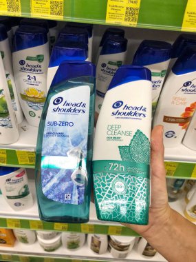 01.10.2023 Ukrayna, kozmetik mağazasında şampuanları olan Harkov rafı: Head Shoulders Klasik Temiz Kepek Önleyici Şampuan. İki paket şampuan.