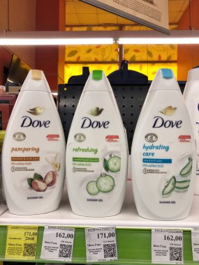 01.10.2023 Ukrayna, Kharkov. Kozmetik mağazasının raflarında büyük miktarlarda Dove marka duş jelleri var.