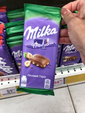 25.09.2023, Ukrayna, Harkiv, Milka çikolatası raflarda. Bir sürü mor Milka çikolatası. Milka, Mondelez International firması tarafından üretilen bir çikolata şekerlemesi.. 