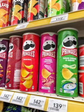 25.09.2023 Ukrayna, Harkov, Pringles cipsi - değişik çeşitlerde. Süpermarketin rafında bir kutu cips