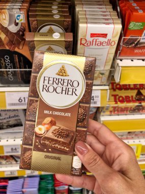 25.09.2023 Ukrayna, Harkov, Ferrero Rocher çikolatası. Marketin rafında nefis çikolata.