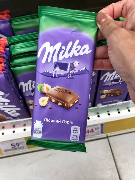 2023 Ukraine Kharkiv Milka Chocolate Store Shelves Many Wrappings Purple — Stock Photo, Image