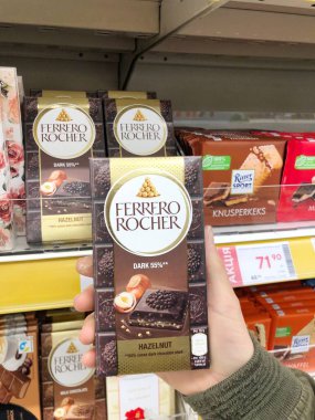 25.09.2023 Ukrayna, Harkov, Ferrero Rocher çikolatası. Marketin rafında nefis çikolata.