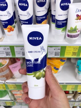 04.10.2023 Kharkov, Ukrayna, Nivea kremi bir kadının elinde. Nivea dünyaca ünlü cilt kremidir.. 