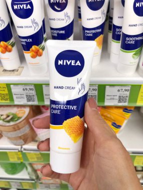 04.10.2023 Kharkov, Ukrayna, Nivea kremi bir kadının elinde. Nivea dünyaca ünlü cilt kremidir.. 