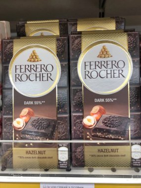 03.11.2023 Ukrayna, Harkov, Ferrero Rocher çikolatası. Marketin rafında nefis çikolata.