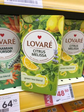 02.05.2023 Ukrayna, Harkiv, bir süpermarkette çay eşliğinde bir raf. Lovare çay markası