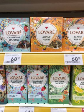 02.05.2023 Ukrayna, Harkiv, bir süpermarkette çay eşliğinde bir raf. Lovare çay markası