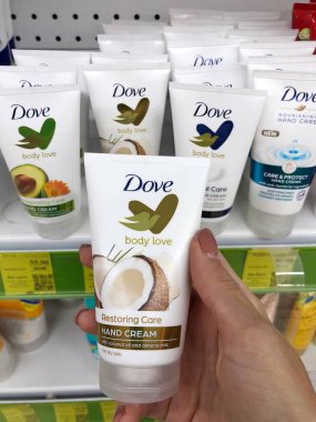 04.10.2023 Ukrayna, Harkov: Bir mağaza rafında güvercin el kremi. Elindeki krema şişesi. El bakımı nemlendirici el kremi.