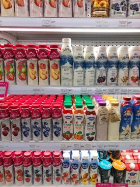 15.07.2023, Ukrayna, Harkov, mandıra ürünleri süpermarket zemininde: büyük bir şişe yoğurt seçimi