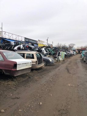 16.03.2024, Ukrayna, Harkov, geri dönüşüm için yığılmış arabalar. 