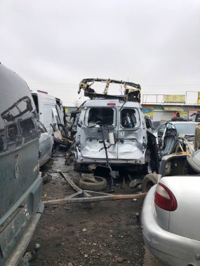 16.03.2024, Ukrayna, Harkov, geri dönüşüm için yığılmış arabalar. 