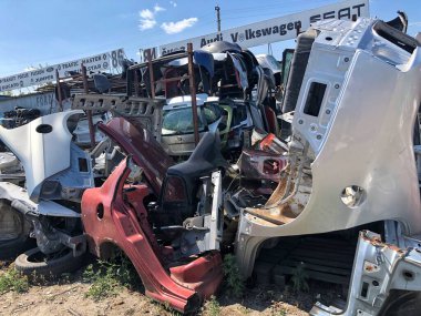 16.03.2024, Ukrayna, Harkov, hurda metal dökümü eski araba cesetleri hammadde geri dönüşümü