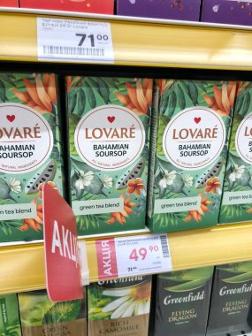 03.08.2024 Ukrayna, Harkiv, bir süpermarkette çay eşliğinde bir raf. Lovare çay markası