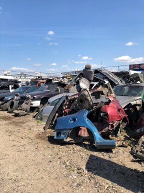 16.03.2024, Ukrayna, Harkov, hurda metal dökümü eski araba cesetleri hammadde geri dönüşümü