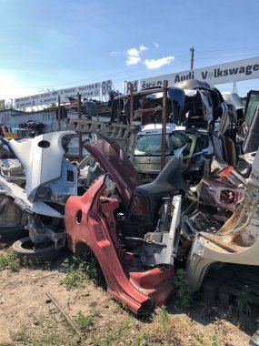 16.03.2024, Ukrayna, Harkov, hurda metal dökümü eski araba cesetleri hammadde geri dönüşümü