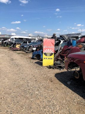 16.03.2024, Ukrayna, Harkov, hurda metal dökümü eski araba cesetleri hammadde geri dönüşümü