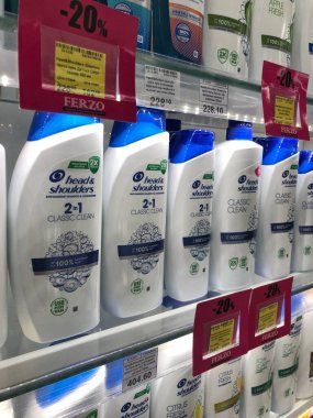 19.10.2024, Ukrayna, Harkov. Satılık süpermarket raflarında çeşitli kafa ve omuz şampuanları sergilendi. 