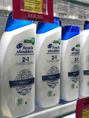 19.10.2024, Ukrayna, Harkov. Satılık süpermarket raflarında çeşitli kafa ve omuz şampuanları sergilendi. 