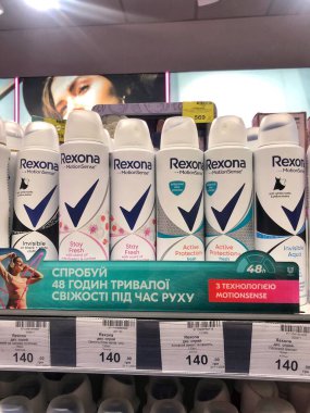 14.12.2024 Ukrayna, Harkiv, Rexona markasının deodorantlarıyla dolu bir süpermarkette bir raf.