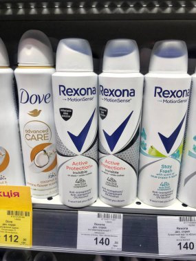14.12.2024 Ukrayna, Harkiv, Rexona markasının deodorantlarıyla dolu bir süpermarkette bir raf.
