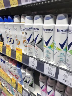 14.12.2024 Ukrayna, Harkiv, Rexona markasının deodorantlarıyla dolu bir süpermarkette bir raf.