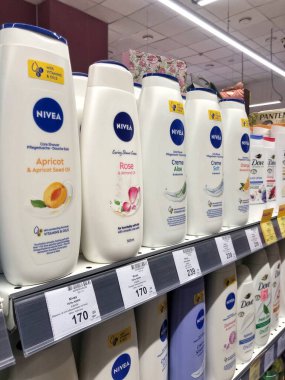 14.12.2024 Ukrayna, Kharkov Nivea marka duş jelleri kozmetik mağazasının raflarında.