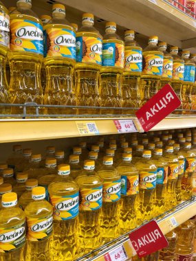 01.02.2025, Ukrayna, Harkiv, süpermarkette bir raf .ayçiçeği yağı bir mağaza rafında.