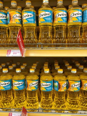 01.02.2025, Ukrayna, Harkiv, süpermarkette bir raf .ayçiçeği yağı bir mağaza rafında.