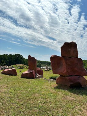 Dekoratif ağaç ve taş oluşumları olan kayalık bir bahçe manzaralı bir yer, Ukrayna 'da açık hava parkı.