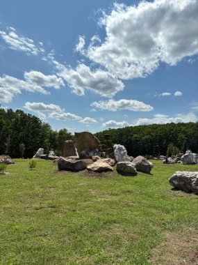 Sıra dışı kaya oluşumları ve süs ağacıyla sahne taşı parkı, Ukrayna 'nın Harkiv kenti yakınlarında doğal bir cazibe merkezi.