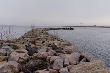 Toprak seti ve uçan bir uçak. Danimarka. Kopenhag.