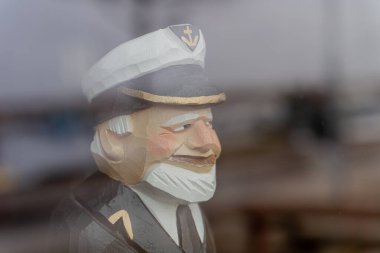 Sailor. Sculpture of a one-legged sailor.