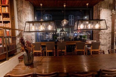 Kilitlenme. Virüs salgını sırasında terk edilmiş kafe..