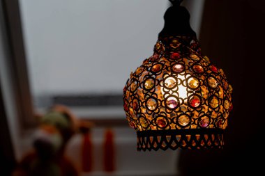 Aydınlatma. Odada elektrik lambası var..