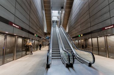 Bakayım. Bakayım. DENMARK - 20 Şubat 2022. Kopenhag şehrinde metro.