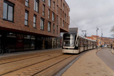 ODENSE. DENMARK - 20 Şubat 2022. Odense şehrinde tramvay.
