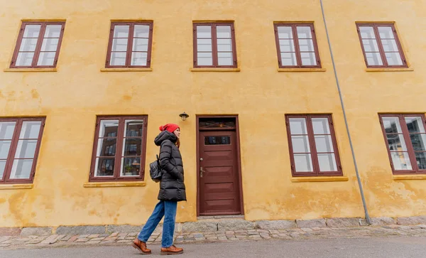 Путешествие Женщина Ходит Городу Копенгаген Дания — стоковое фото