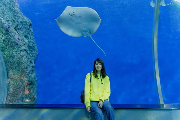Oceanarium Woman Looks Large Aquarium Which Fish Swim — Zdjęcie stockowe