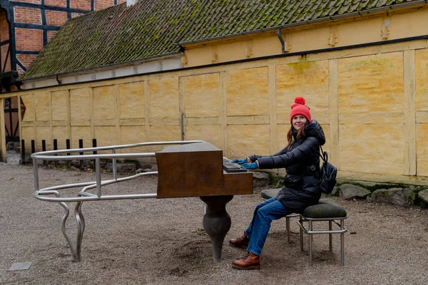 Пианино Женщина Играет Пианино Улице Дания — стоковое фото