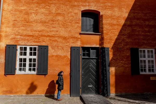 Путешествие Женщина Ходит Городу Копенгаген Дания — стоковое фото