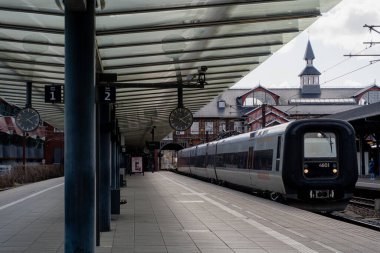 Bakayım. Bakayım. DENMARK - 10 Nisan 2022. Platformda yüksek hızlı tren.