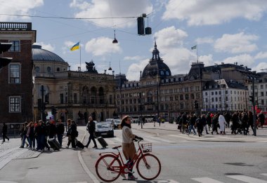 Bakayım. Bakayım. DENMARK - 10 Nisan 2022. Ukrayna bayrağı Kopenhag şehrinde asılı..