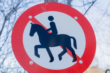 Otomobil tabelası. Ata binmeyi yasaklayan yasaklayıcı bir işaret..