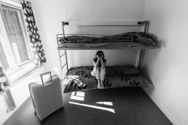 Mülteci kampı. Mülteci kampında bir kadın.