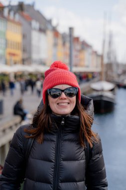 El hareketi. Kopenhag şehrinde el sallayan bir kadın. Danimarka.