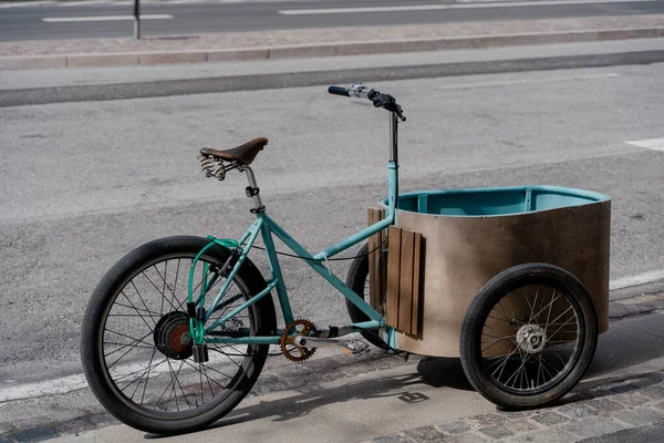 Una Bici Triciclo Con Cesto — Foto Stock